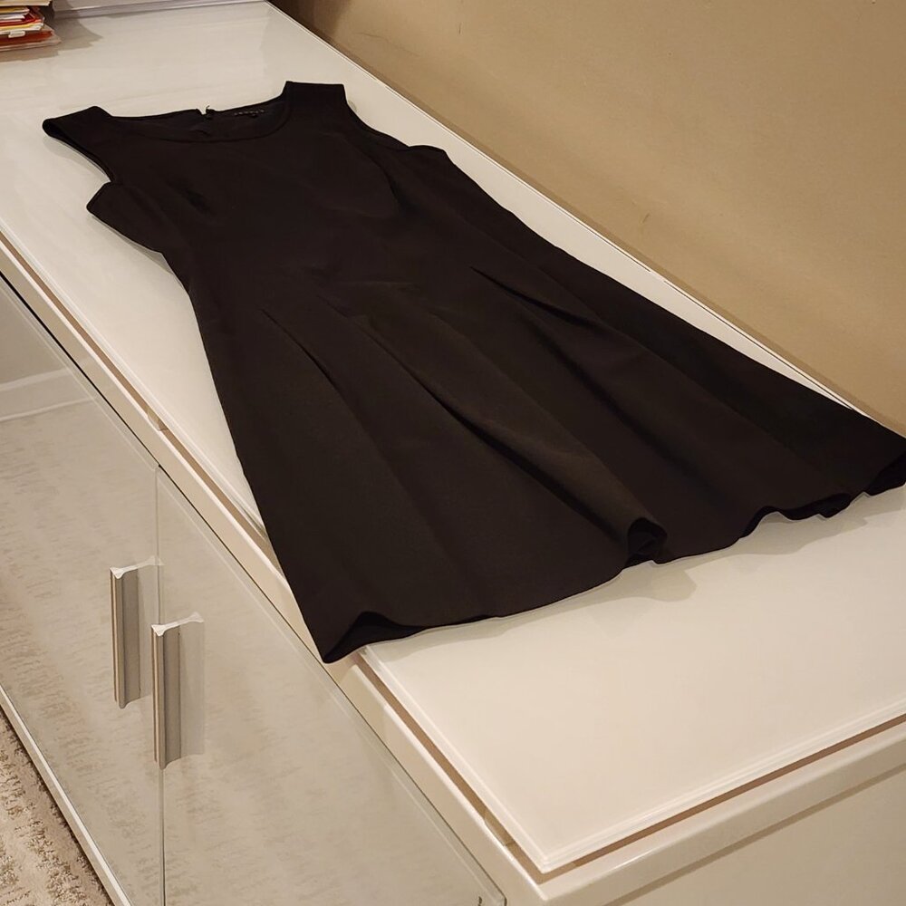 Excellent!!| US SZ 2| THEORY: Black Sleeveless Pleated Dress